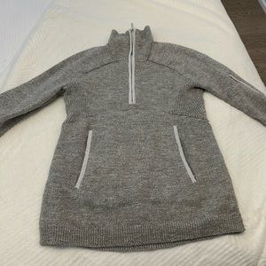 Lululemon sweater half a zip gray with detail piping should be a size 4..great❤️
